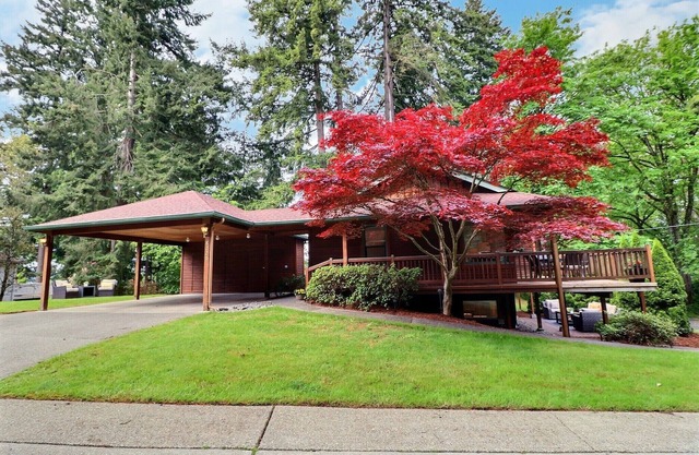 Peaceful place mins to downtown with workspace and kitchen