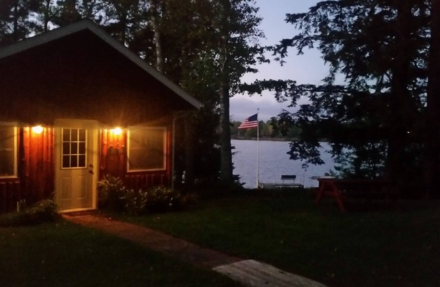 Confidentialité paisible au bord du lac, quai privé, superbes couchers de soleil, WiFi gratuit et Cable-Mercer