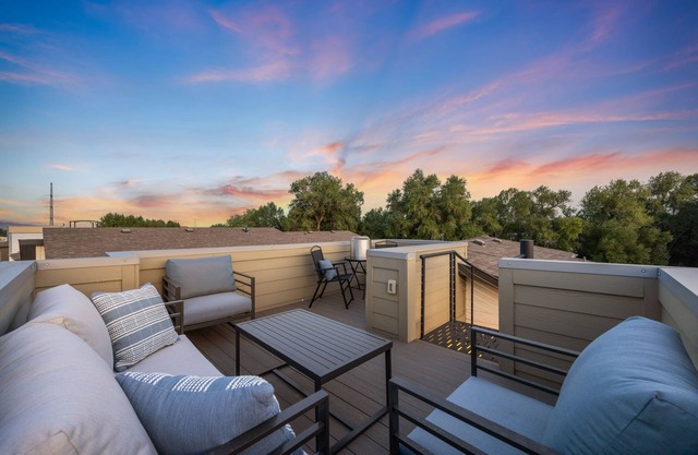 Peaceful, private & Fun near Old Town, Breweries, bike trails & hot tub