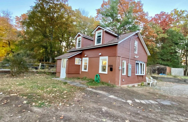 Peaceful & Private house in charming Simsbury. No pets
