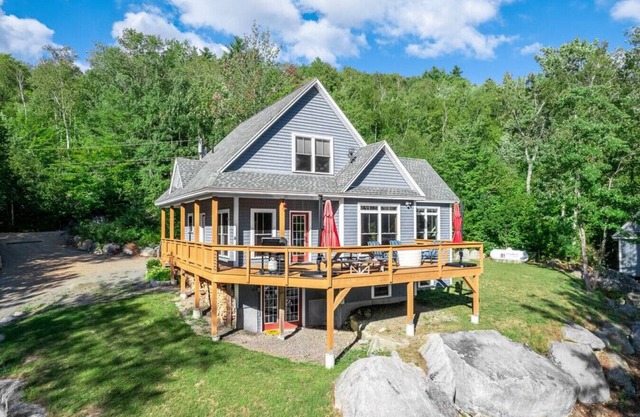 Peaceful & Private Lakefront Home