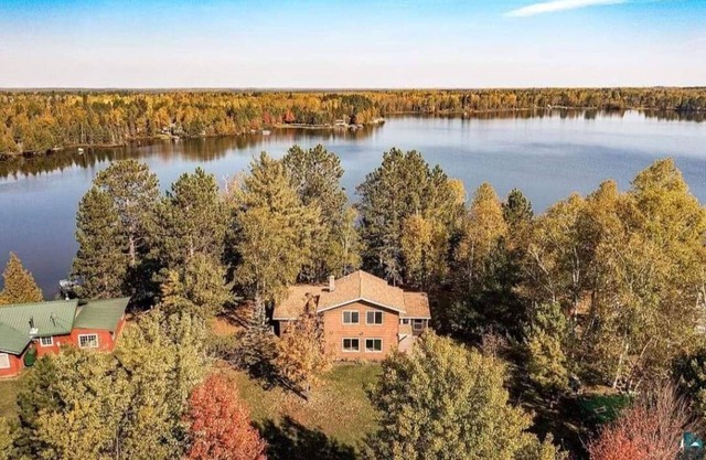 Peaceful & Private Log Cabin Lake House