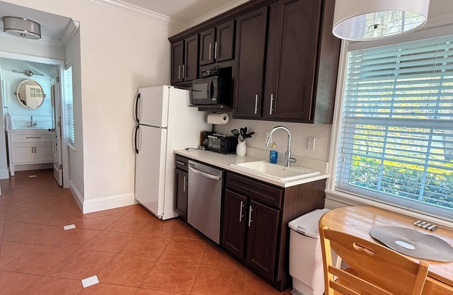 Charming Sarasota Studio Peaceful Retreat with AC & WiFi