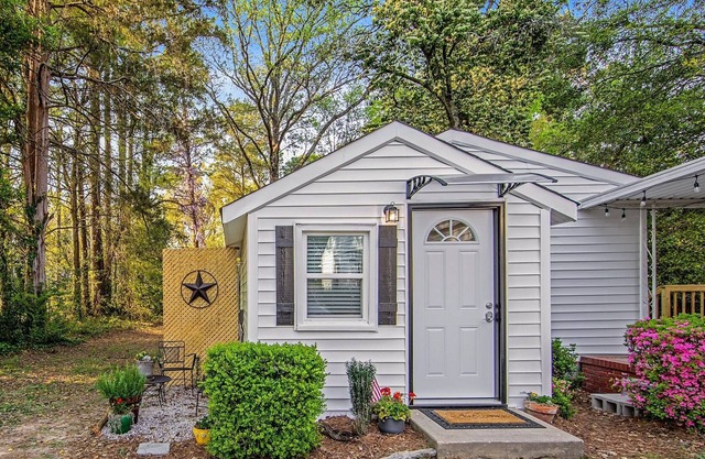 Minimalist Hideaway - The Perfect Home for Couples