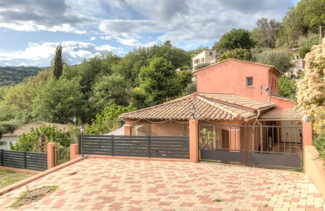 Paisible villa provençale avec piscine à 30min de Nice