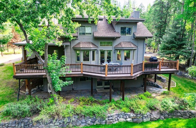 Peaceful & Quiet 4 Bed | 2.5 Bath Home, Minutes to Whitefish Lake, Hot Tub, Pet Friendly and AC!