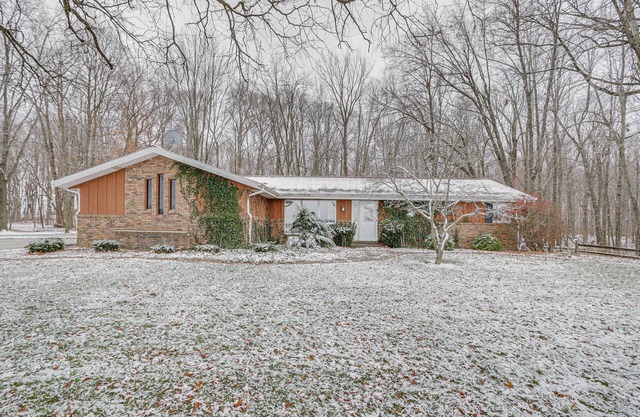 Peaceful + Quiet Home in Nappanee’s Countryside!
