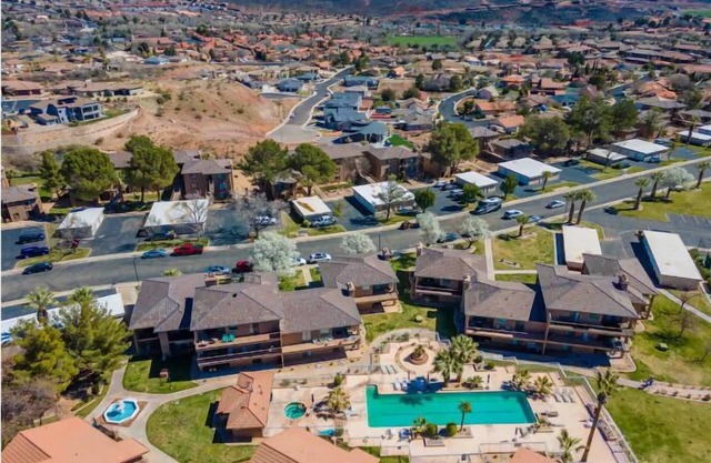 Peaceful Resort Getaway - 2 pools!
