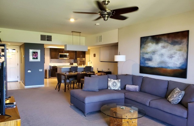 Entièrement rénové, Ocean View Unit situé juste sur le parcours de golf de Waikoloa!