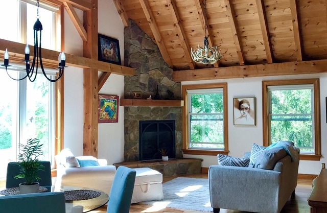 Peaceful retreat on 10 acres of wildflowers and trees, beside Mono Cliffs park.
