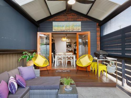 Peaceful Retreat Steps from Semaphore Beach
