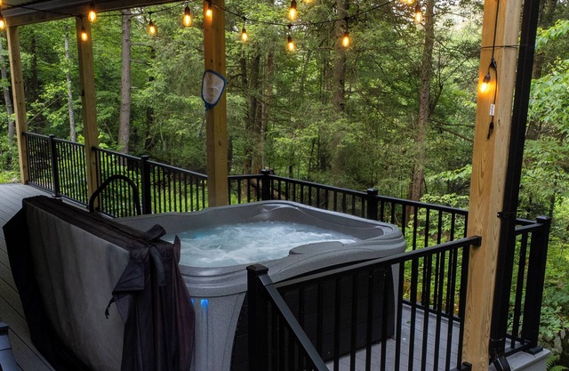 Peaceful Riverside Cabin with Hot Tub. Near WVU & Cheat Lake. Sleeps 10