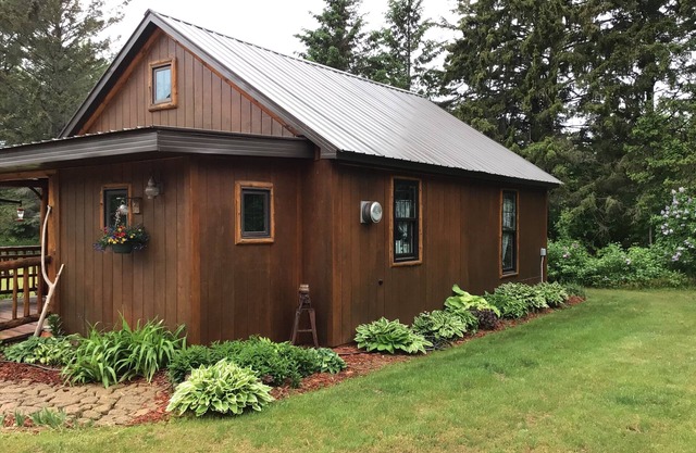 ✨🌌Peaceful riverside cabin in the UP near public beach🌊, 🥾trails & the Porkies!🌲