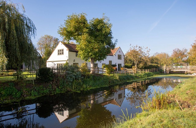 Peaceful Riverside Five Bedroom Cottage in Somerset