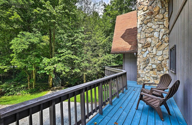 Peaceful Roan Mountain Escape: On-Site Creek!