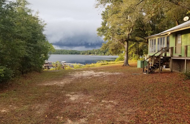 Cabine isolée au bord du lac avec rampe de bateau et quai
