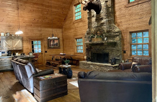 Peaceful, Secluded Cabin near Beaver Lake