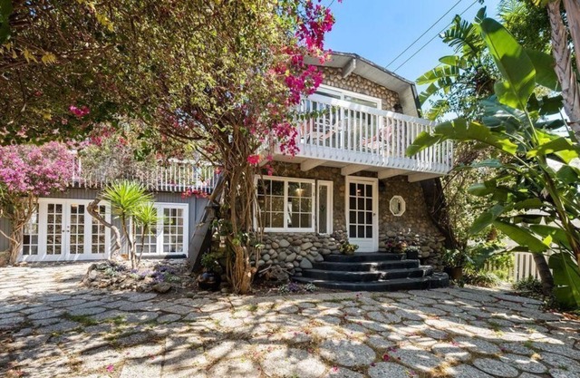 Peaceful, Serene Mountain Cottage near the Beach and Restaurants!