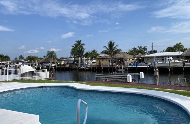 Peaceful, Serene Waterfront- Jacuzzi Heated Pool and BBQ Grill