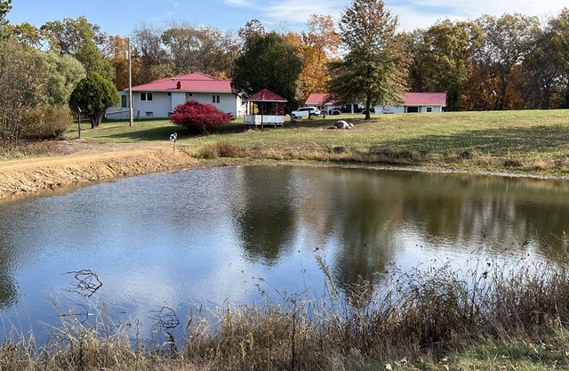 Peaceful, spacious 4 bedroom house in the country - Gazebo/Pond