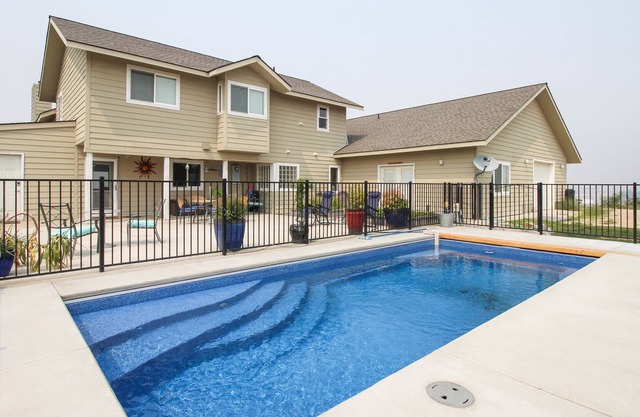 Maison paisible et spacieuse avec piscine privée près du lac.