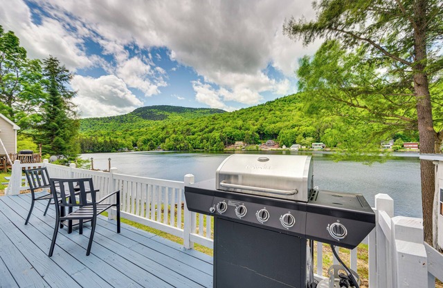 Peaceful Stark Cottage w/ Deck on South Ponds!