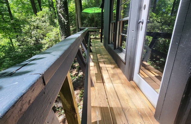 Peaceful studio with WiFi in Lake Toxaway,North Carolina hot tub.