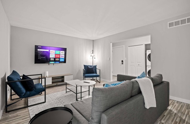 Peaceful & Trendy Unit Near Attractions