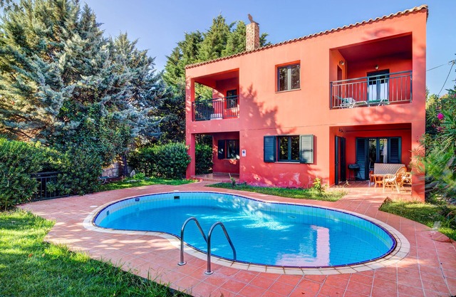 Villa paisible de deux étages avec une esthétique traditionnelle