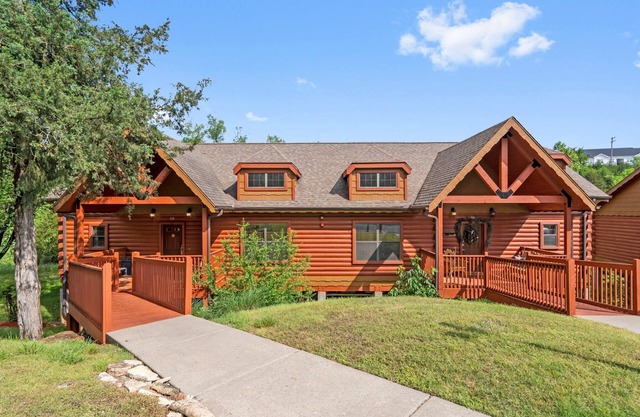 Peaceful Walk-in Cabin with Whirlpool Tub, Gas Fireplace, and Screened-in Porch