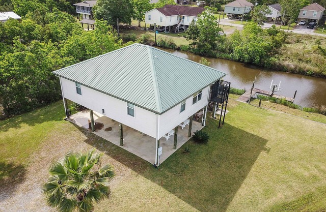Relaxing Snowbird Getaway! Sunshine, Waterfront, Private Dock, King Suite.