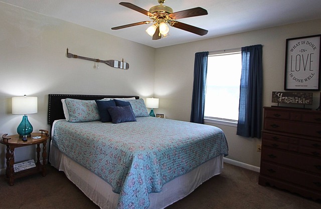Your Peaceful Snowbird Getaway: 2 Kings, Private Dock, 2 Bath