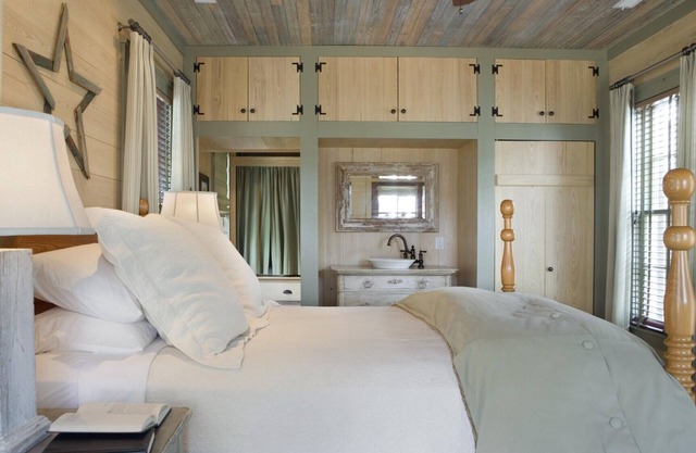 Peaceful Waterfront - Cozy Cottage - River Dunes