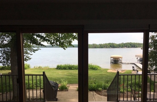 Peaceful Waterfront Cottage - climatisé, 2. 5 lots, superbes vues