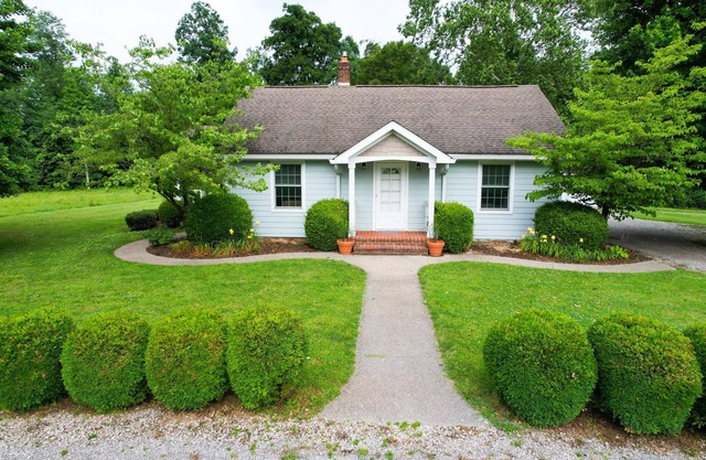 Peaceful Wayside Cottage in the country 5 miles north of Nashville, IN! Hot Tub!