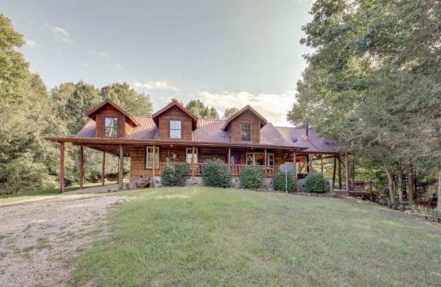 Peaceful Whitley City Cabin on 10 Wooded Acres!