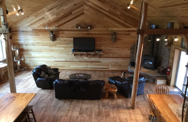 Lodge spacieux et rustique entouré par la nature, la faune, les sentiers et les étangs