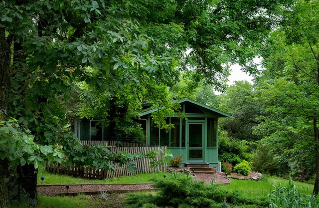 Peaceful wooded cottage with seasonal lake views, WiFi, private parking, & patio