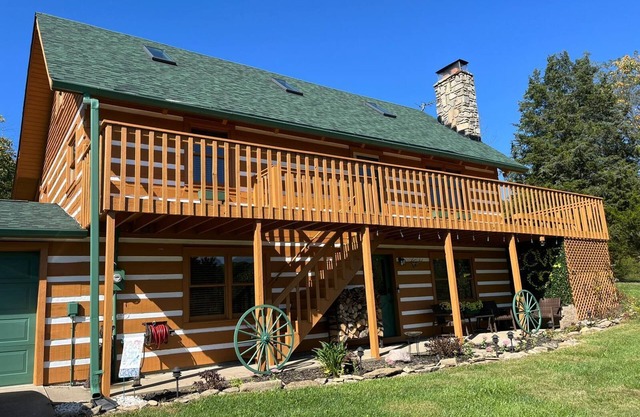 Peacefully loving retreat! Cabin in charming Lawrenceburg.