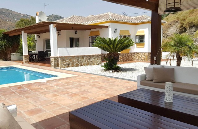 Villa moderne dans un endroit calme avec piscine privée, vue panoramique et WiFi