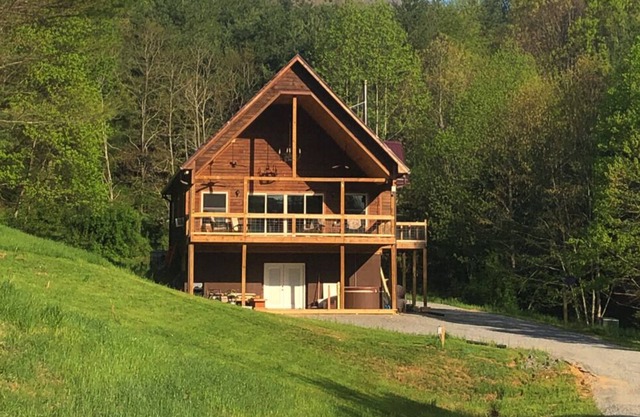 Peach Bottom Lodge NOUVEAU - 3 chambres, 3. 5 salles de bain, 11. 5 acres, terrasse avec bain à remous et plus