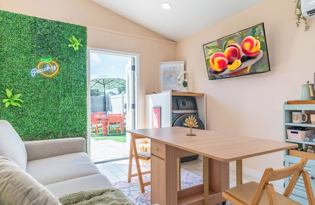 Peachy Paradise-Stylish stay near Raymond James, Downtown & Ybor