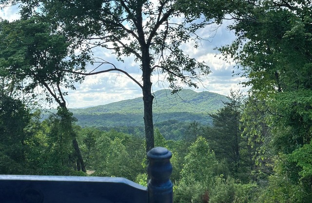 Peak-A-View Mountain Retreat: Cozy 2BR Getaway with Breathtaking Mountain Views!