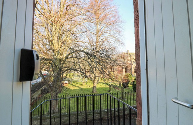 PEAR COTTAGE - PRIORWOOD GARDEN, pet friendly in Melrose