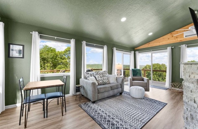 Pearl Bay | Romantic Lakeview Cabin with Hot Tub