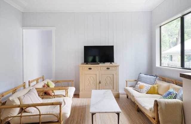 Beach Shack Semi, 2 Minutes Walk to Beach - WATTLE