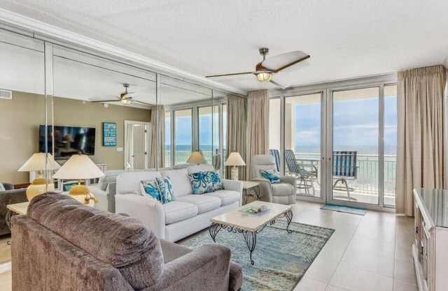 Pearl Breeze: Beachy 2 bed/ 2 bath located directly on majestic Navarre Beach!