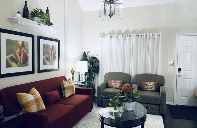 Pearlitah: Luxe 3-BR King Ensuite, Prestigious Subdivision—Stroll to Everything!