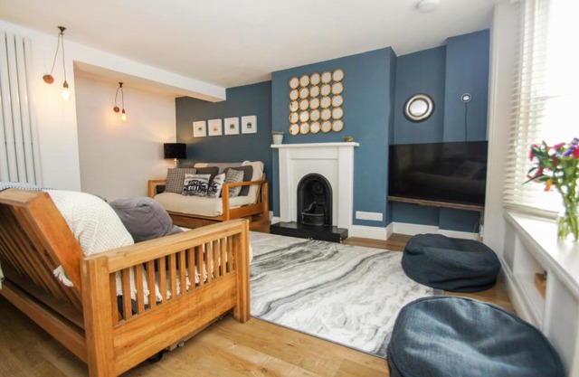 Pebble Cottage - by Brighton Holiday Lets
