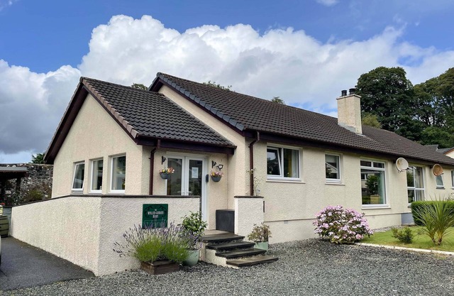PEBBLE COTTAGE, family friendly, character holiday cottage in Portree
